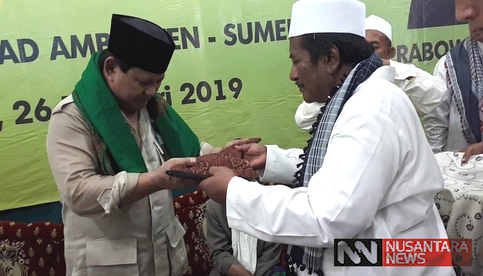 Calon Presiden Republik Indonesia, Probowo Subianto berkunjung ke Sumenep, Madura bertemu dengan ulama Sumenep di Pondok Pesantren Al Assadad di Kecamatan Ambunten, Selasa (26/2/2019). (Foto: M Mahdi/NUSANTARANEWS.CO)