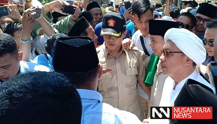 Calon Presiden Republik Indonesia, Probowo Subianto berkunjung ke Sumenep, Madura bertemu dengan ulama Sumenep di Pondok Pesantren Al Assadad di Kecamatan Ambunten, Selasa (26/2/2019). (Foto: M Mahdi/NUSANTARANEWS.CO)