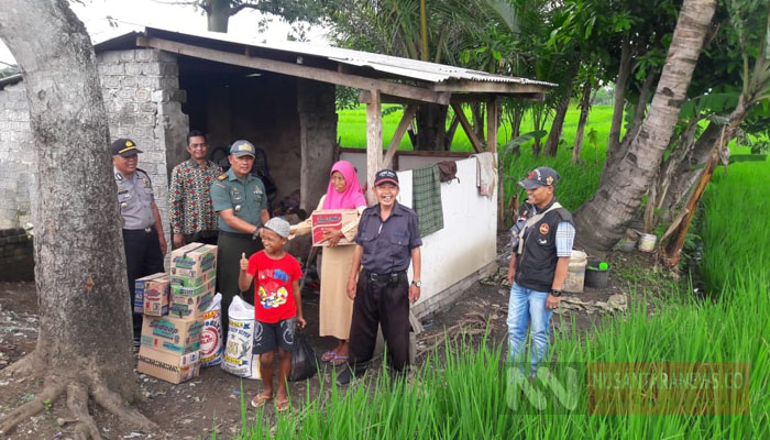 TNI dan Warga Bantu Keluarga Bakri yang Mengalami Keterbelakangan Mental (Foto Istimewa Untuk NUSANTARANEWS.CO)