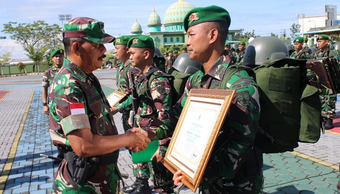 Setelah hampir kurang lebih 9 bulan ditugaskan di perbatasan Indonesia-Malaysia, akhirnya Yonif 320/BP dan Yonif 511 DY resmi dibebastugaskan Senin (25/2/2019). (Foto: Istimewa/NUSANTARANEWS.CO)