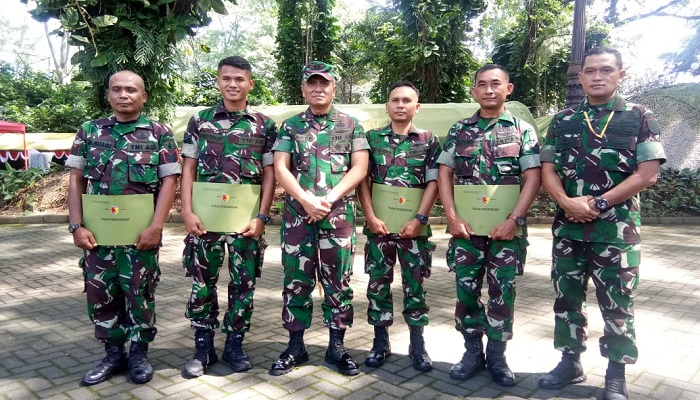 Empat Babinsa dan satu prajurit TNI AD mendapatkan penghargaan dari Pangdam V Brawijaya, Mayjen TNI Wisnoe Prasetja Boedi. (Foto: Istimewa)