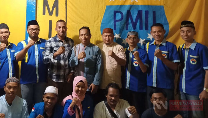 Brimob Nunukan Berswafoto dengan PMII Nunukan Mengajak Umat Islam Jihad Perangi Hoaks (Foto: Edy Santri/NUSANTARANEWS.CO).