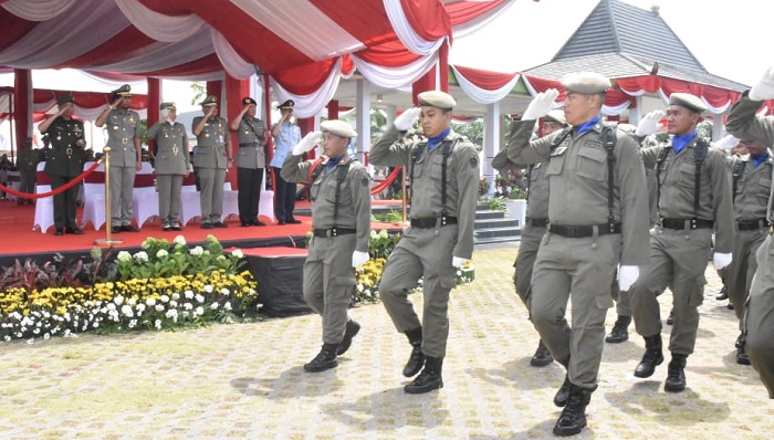 Gubernur Jawa Timur (Jatim) Khofifah Indar Parawansa pimpin Apel Siaga Gelar Pasukan Satuan Polisi Pamong Praja (Satpol PP) dalam rangka acara peringatan HUT Pemadam kebakaran ke-100, Satpol PP ke-69 dan Satuan Perlindungan Masyarakat (Satlinmas) ke-57 tingkat Provinsi Jatim Tahun 2019. (FOTO: NUSANTARANEWS.CO/mc0803)