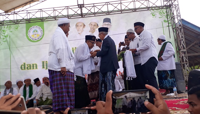 KH Ma'ruf Amin sedang mengalungkan surban ke empat kiai di Sumenep, Madura, Jawa Timur, Selasa (19/3/2019). (Foto: M Mahdi/NUSANTARANEWS.CO)