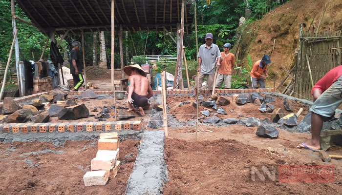 Mahasiswa Bidikmisi IAIN Metro Bedah Rumah untuk Keluarga Tak Mampu (Foto Dok. NUSANTARANEWS.CO).