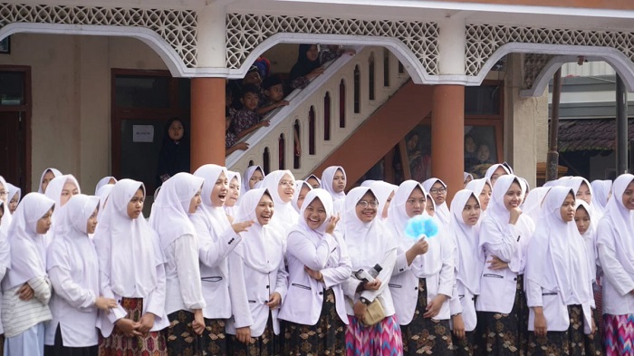 Nila F Moeleok bersama para santri Pondok Pesantren Cipasung, Tasikmalaya, Jawa Barat. (FOTO: Dok. @KemenkesRI)