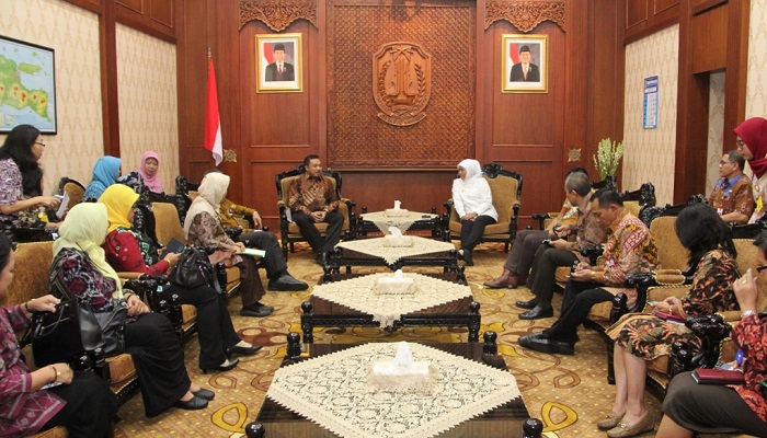 Gubernur Jatim Khofifah Indar Parawansa SambutKedatangan Kunjungan Kerja BPOM di Gedung Negara Grahadi Surabaya, Jumat (1/3/2019). (Foto: Setya N/NUSANTARANEWS.CO)