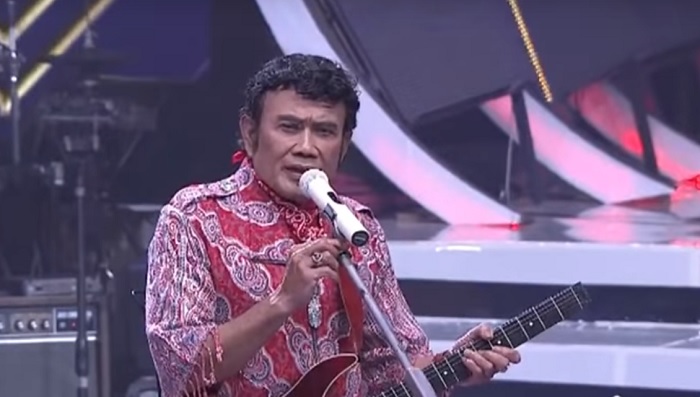 Rhoma Irama menyanyikan lagu Ani mewakili SBY. (FOTO: Crop via channel YouTube Indosiar)