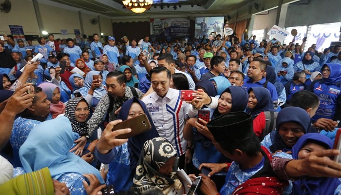 Putra bungsu SBY, Edhie Baskoro Yudhoyono alias Ibas dongkrak suara di Kandang Banteng zona Matraman Jawa Timur pada Selasa (9/4/2019). (Foto: Muh Nurcholis/NUSANTARANEWS.CO)