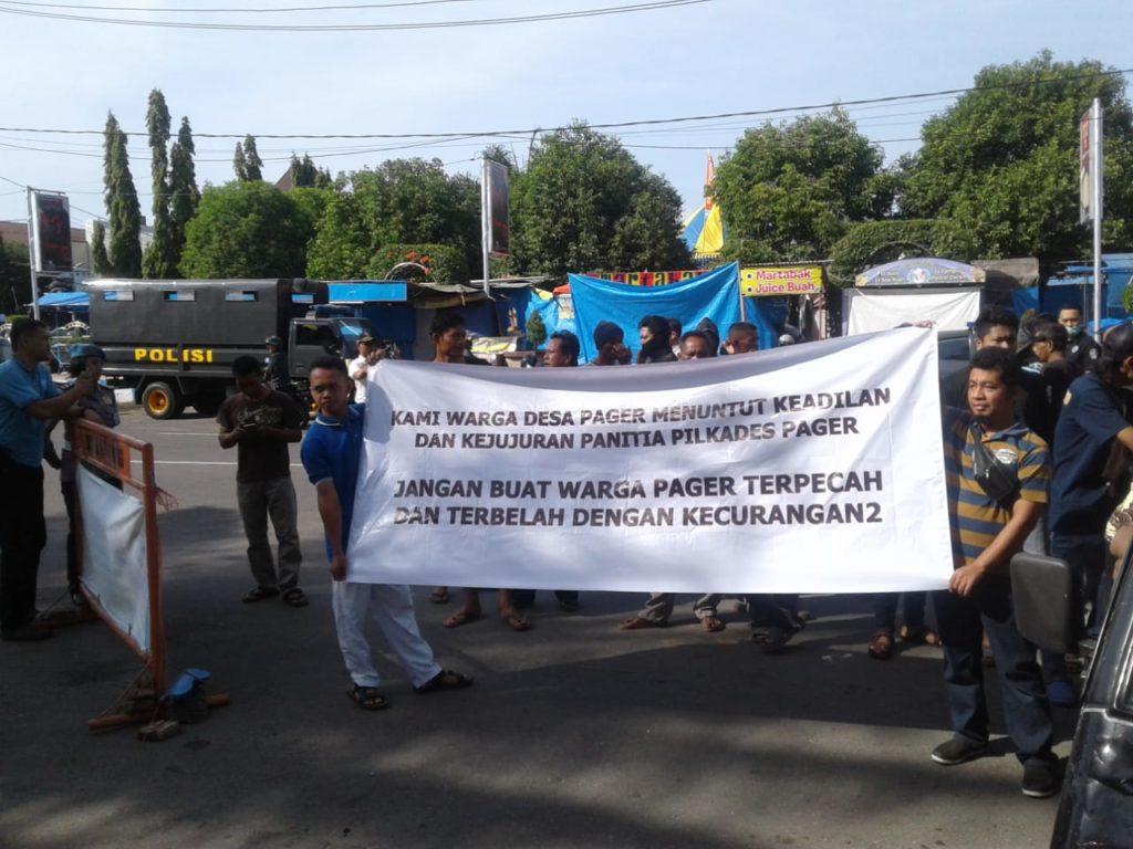 Ratusan Warga Demo Bupati Ponorogo Terkait Dugaan Kecurangan Pilkades. (Foto: Nurcholis/NUSANTARANEWS.CO)