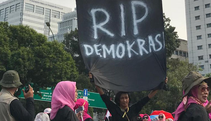 Balon Hitam Membawa Spanduk Bertuliskan RIP Demokrasi di Terbangkan Saat Demo yang Digelar oleh Perempuan Indonesia Bergerak (PIB) di Depan Istana Merdeka, Kamis (16/5/2019). Mereka Menentang Kecurangan Pemilu 2019. (Foto: Istimewa)