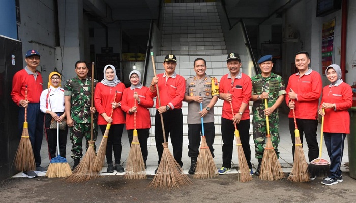 hari buruh sedunia, madiun, bersih-bersih pasar, nusantaranews