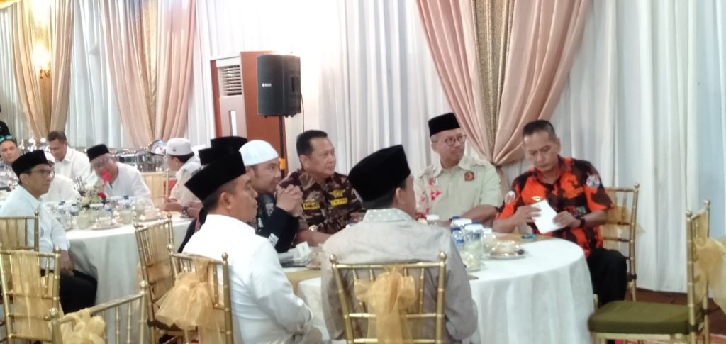 Suasana Buka Bersama Bamsoet dengan Para Club Motor dan Mobil Nasional. (Foto Romandhon/NUSANTARANEWS.CO)