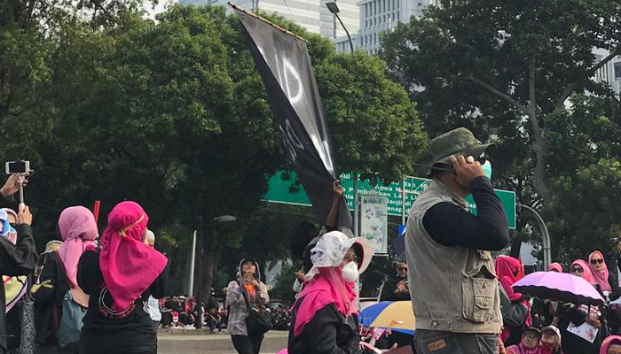 Balon Hitam Membawa Sebuah Spanduk Bertuliskan RIP Demokrasi di Terbangkan Saat Demo yang Digelar oleh Perempuan Indonesia Bergerak (PIB) di Depan Istana Merdeka, Kamis (16/5/2019). Mereka Menentang Kecurangan Pemilu 2019. (Foto: Istimewa)