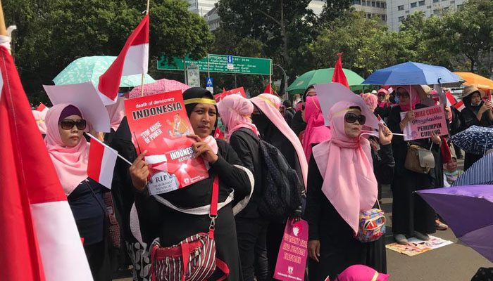 Ratusan emak emak yang tergabung dalam Perempuan Indonesia Bergerak (PIB) Kamis, 16 Mei 2019 mendatangi Istana Merdeka Menantang Pemerintah Bersikap Fair di Pemilu 2019. (Foto Istimewa)