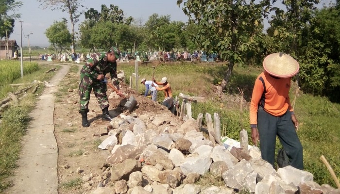 Babinsa Bongsopotro Bersama Warga Gotong Royong Pembuatan Saluran Air. (Foto: Istimewa)