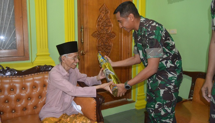 Danyonarmed Kostrad, Mayor Arm Ronald, F. Siwabessy bersama Perwira Armed 12 Sowan ke Kyai Muchtar Mu’thi Pendiri Pesantren Majma’al Bahrain. (Foto Dok NUSANTARANEWS.CO)