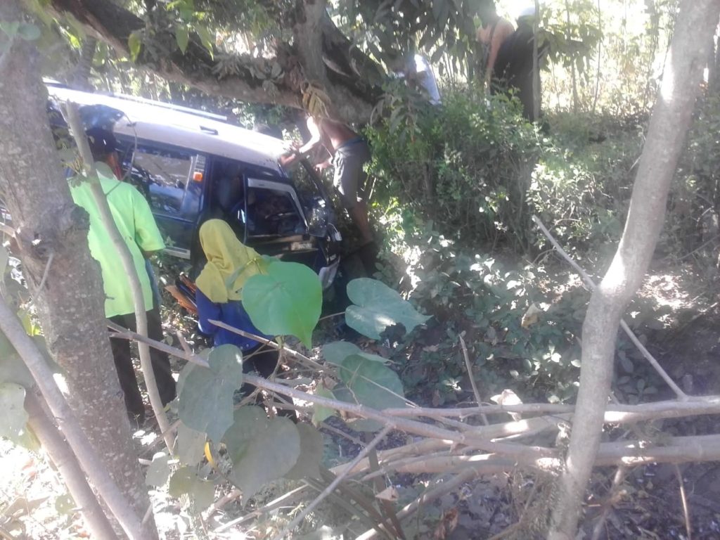 Kecelakan Lalu Lintas di Ponorogo.Hindari Jalan Berlubang Ponorogo, Mobil Bertumburan Dengan Motor Lalu Masuk Parit. (Foto: Nurcholis/NUSANTARANEWS.CO)