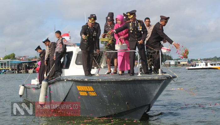 Tabur Bunga Oleh Kapolres Nunukan Dalam Peringatan HUT Bhayangkara ke-73. (Foto Dok. NUSANTARANEWS.CO)