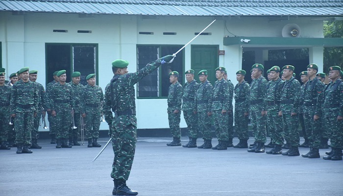 Ratusan personil Jajaran Korem 081DSJ dan Kodim 0803Madiun menghadiri Upacara Bendera di Lapangan Makorem 081DSJ, Kota Madiun. (FOTO: Dok. mc0803/nn)