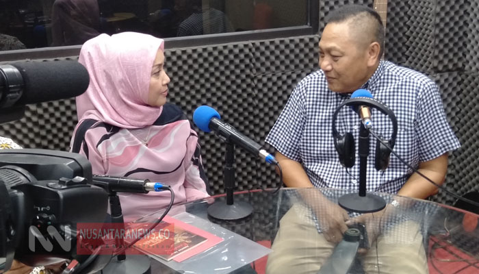 Aktris Senior sekligus Putri WS Rendra, Clara Sinta bersama Kordinator Gerakan Indonesia Bersih Adhie M Massardi Saat Talk Show 