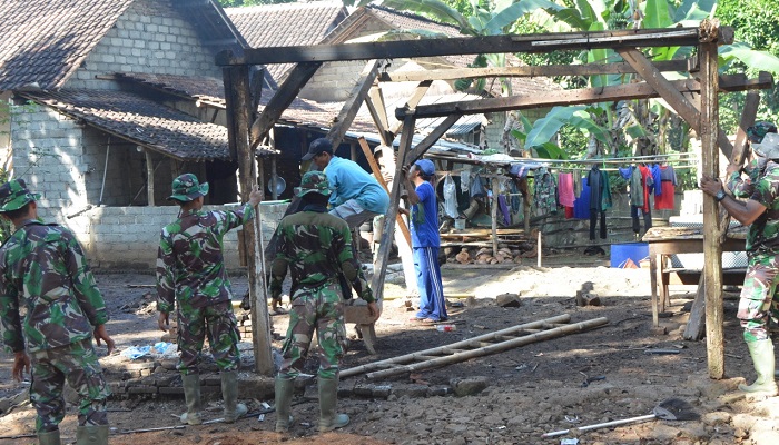 warga banyuwangi, bedah rumah, semangat warga, nusantaranews