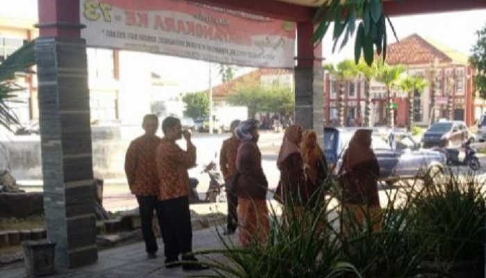 Tampak para pegawai pemerintah Sumenep ada di luar ruangan usai gempa di Nusa Dua Bali, Selasa (16/7/2019). (Foto: M Mahdi/NUSANTARANEWS.CO)