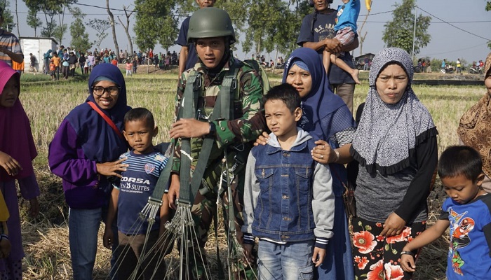 masyarakat ngawi, kopassus, terjun payung, nusantaranews, nusantara news