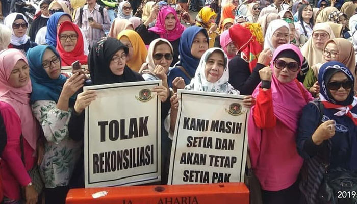 Ratusan Emak-emak Demo di Depan Rumah Prabowo Tolak Rekonsiliasi. (Foto Dok. Istimewa)