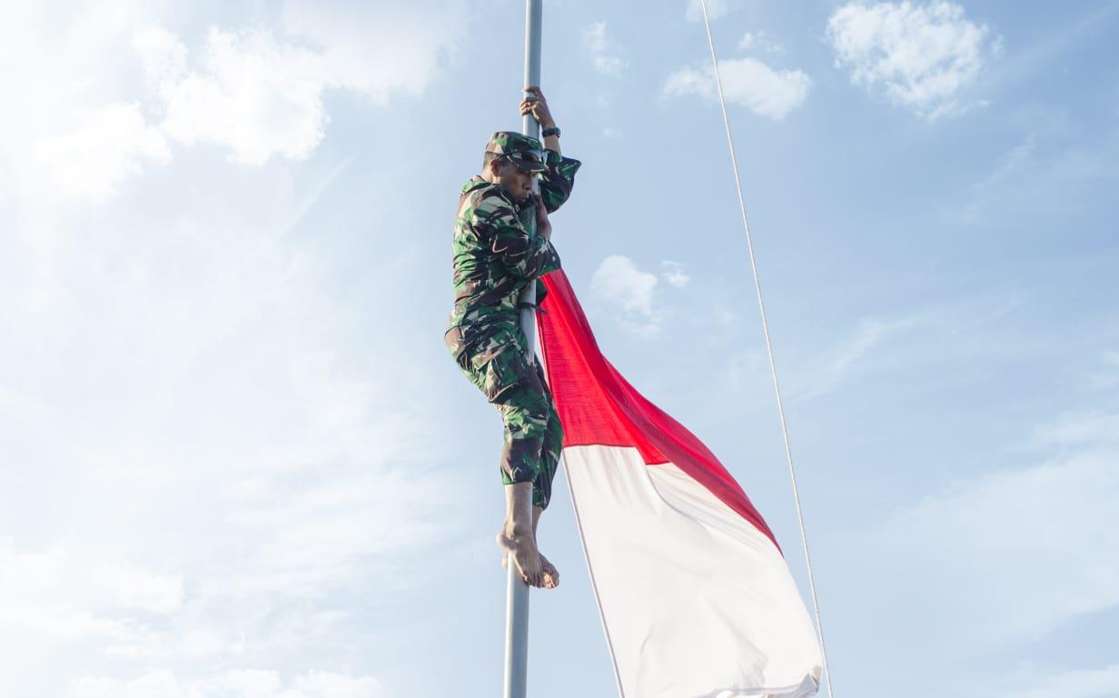 aksi heroik, anggota tni, panjat tiang bendera, demi merah putih, nusantaranews