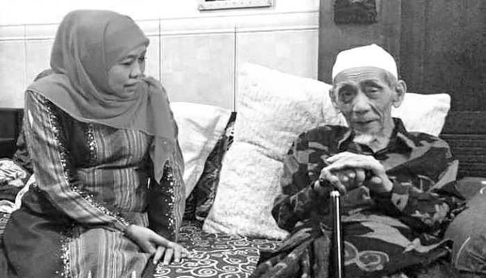 Khofifah Ajak Masyarakat Jatim Doakan Mbah Moen