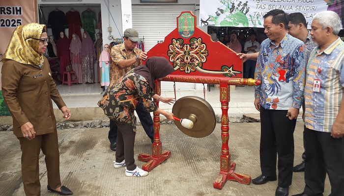 Bupati Nunukan Asmin Laura Hafid didampingi Sekretaris Daerah, Kadis BLHD dan Ketua DPRD Nunukan memukul Gong pertanda dimulainya gerakan Nunukan Bersih menuju Nunukan Bebas Sampah 2020. (FOTO: NUSANTARANEWS.CO/Eddy Santry)