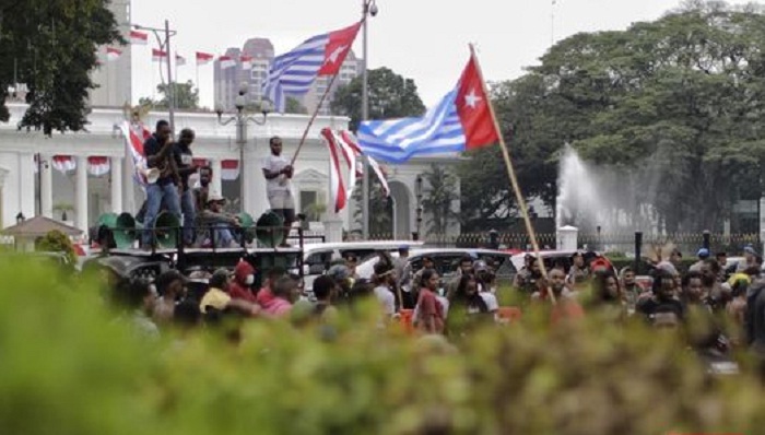 Pengibaran Bendera Bintang Kejora di depan Istana Negara. (FOTO: CNN Indonesia)