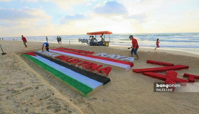 Seorang pemuda Palestina bernama Yazed menghabiskan waktunya seharian penuh, mulai pagi hingga sore hari untuk membuat sebuah karya menakjubkan di HUT RI ke-74, pada Sabtu (17/8) kemarin di Pantai Gaza. (Foto: Bangonim Palestine)