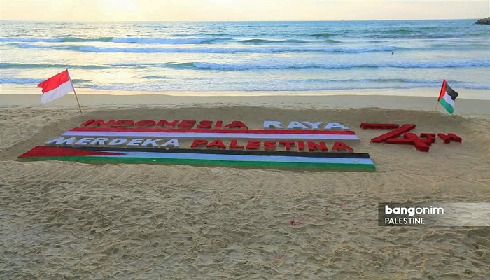 Seorang pemuda Palestina bernama Yazed menghabiskan waktunya seharian penuh, mulai pagi hingga sore hari untuk membuat sebuah karya menakjubkan di HUT RI ke-74, pada Sabtu (17/8) kemarin di Pantai Gaza. (Foto: Bangonim Palestine)