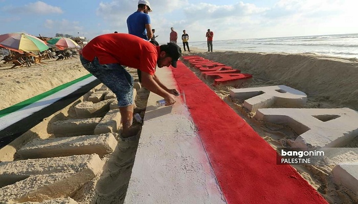 Seorang pemuda Palestina bernama Yazed menghabiskan waktunya seharian penuh, mulai pagi hingga sore hari untuk membuat sebuah karya menakjubkan di HUT RI ke-74, pada Sabtu (17/8) kemarin di Pantai Gaza. (Foto: Bangonim Palestine)