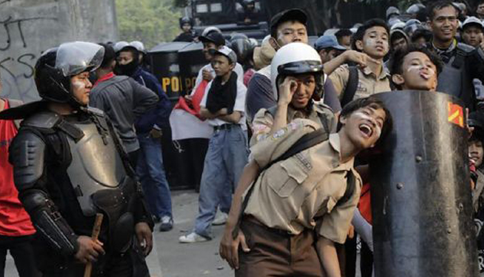 Bentrok ratusan pelajar dengan kepolisian di belakag Gedung DPR. (Foto Dok. CNN Indonesia)