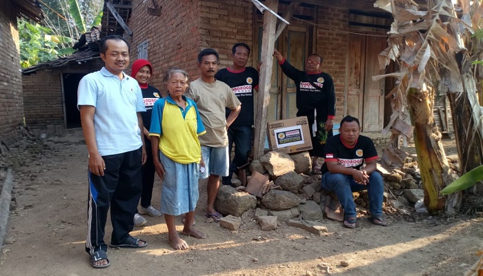 hidup sebatang kara, kisah perjalanan hidup, mbah situm, mbah woniyem, bikin haru, ponorogo, nusantaranews