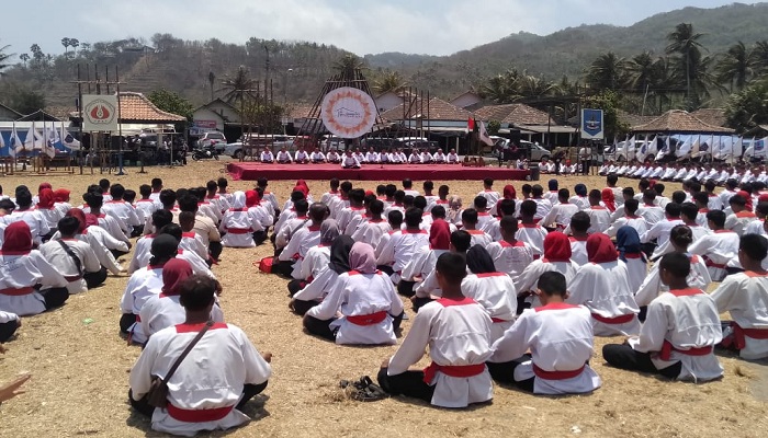 Komandan Sekolah Staf dan Komando Angkatan Laut (Seskoal) Laksda TNI Amarulla Octavian menerima penyematan Tingkatan Kehormatan Pendekar Pencak Silat dari PPS Bela Diri Tangan Kosong Merpati Putih pada tanggal 29 September 2019 di Padepokan Parangkusumo, Yogyakarta. (Foto: Istimewa)