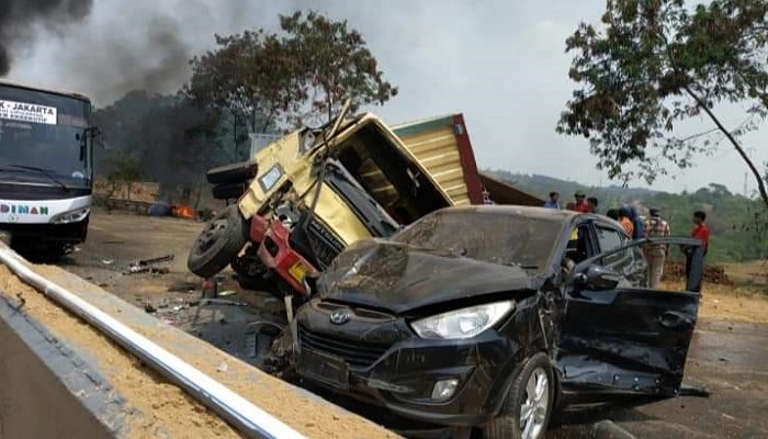 tol cipularang, maut, luka-luka, kendaraan, tabrakan beruntun, nusantaranews