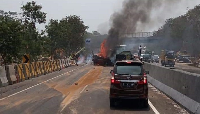 tol cipularang, maut, luka-luka, kendaraan, tabrakan beruntun, nusantaranews