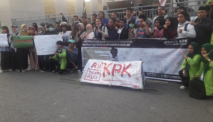 Berbagai elemen kemahasiawaan dan para pegiat anti korupsi di Nunukan, Kalimantan Utara lakukan aksi menolak RUU KPK. (Foto: Eddy S/NUSANTARANEWS.CO)