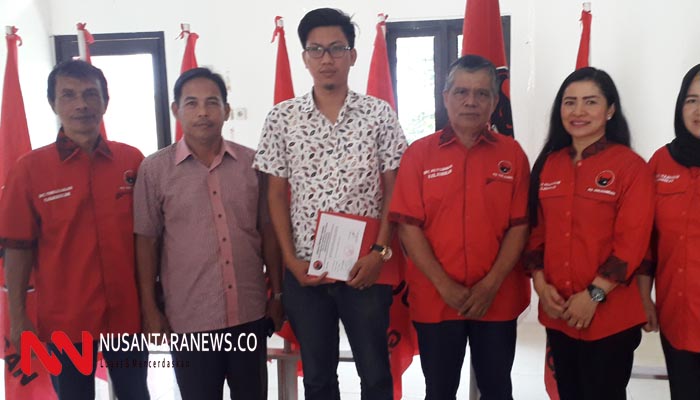 Perwakilan dari mantan Bupati Nunukan Basri Saat Ambil Formulir Calon Bupati Nunukan di DPC PDIP Nunukan. (Foto: NUSANTARANEWS.CO/Eddy Santri)