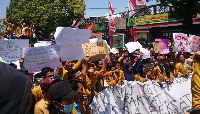 Ribuan mahasiswa sumenep turun jalan, Kamis (26/9/2019). (Foto: Danial Kafi/NUSANTARANEWS.CO)