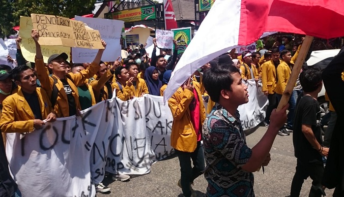 Ribuan mahasiswa sumenep turun jalan, Kamis (26/9/2019). (Foto: Danial Kafi/NUSANTARANEWS.CO)