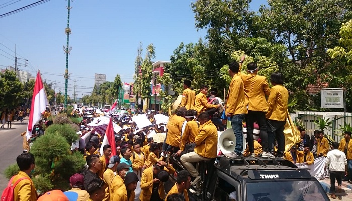 Ribuan mahasiswa sumenep turun jalan, Kamis (26/9/2019). (Foto: Danial Kafi/NUSANTARANEWS.CO)