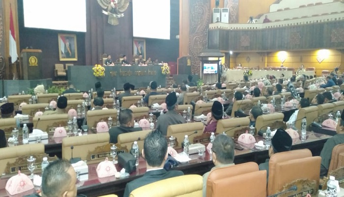 sidang paripurna, dprd jatim, hujan interupsi, fpan dprd jatim, protes gajinya, pph 10 persen