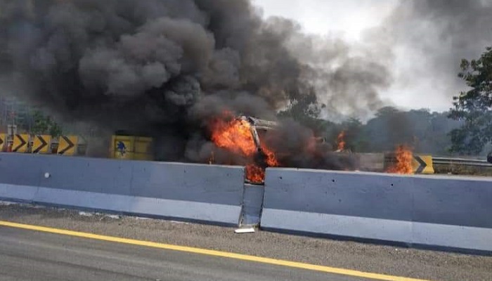 Maut di Tol Cipularang 9 orang tewas 8 luka-luka, 21 kendaraan terlibat tabrakan beruntun, Senin (2/9/2019) sekitar Jam 13.05 siang. (Foto: Fuljo P/NUSANTARANEWS.CO)