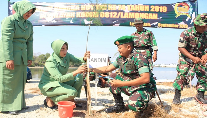 Dandim 0812/Lamongan, Letkol Inf Sidik Wiyono tanam pohon cemara di pesisir Pantai di Desa Kandang Sumangkon, Kecamatan Paciran, Kabupaten Lamongan, Jawa Timur. (Foto: Istimewa)