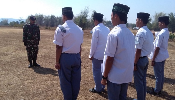 babinsa, mengajar wasbang, latihan baris-berbaris, ma al-ibrohimy, konang, bangkalan , nusantara news